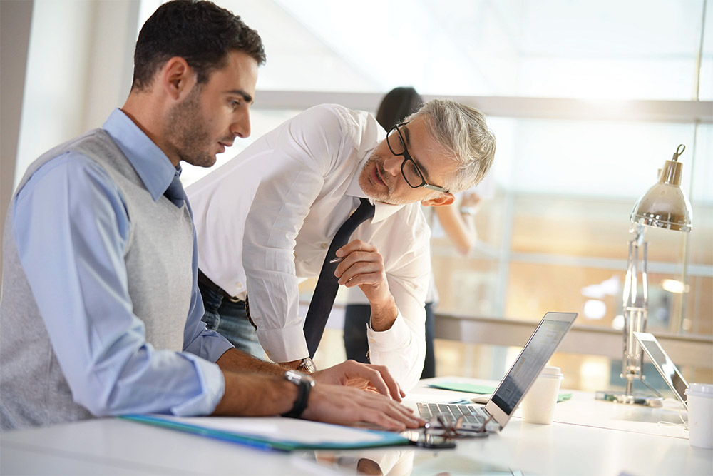 2 Personen beraten am Computer