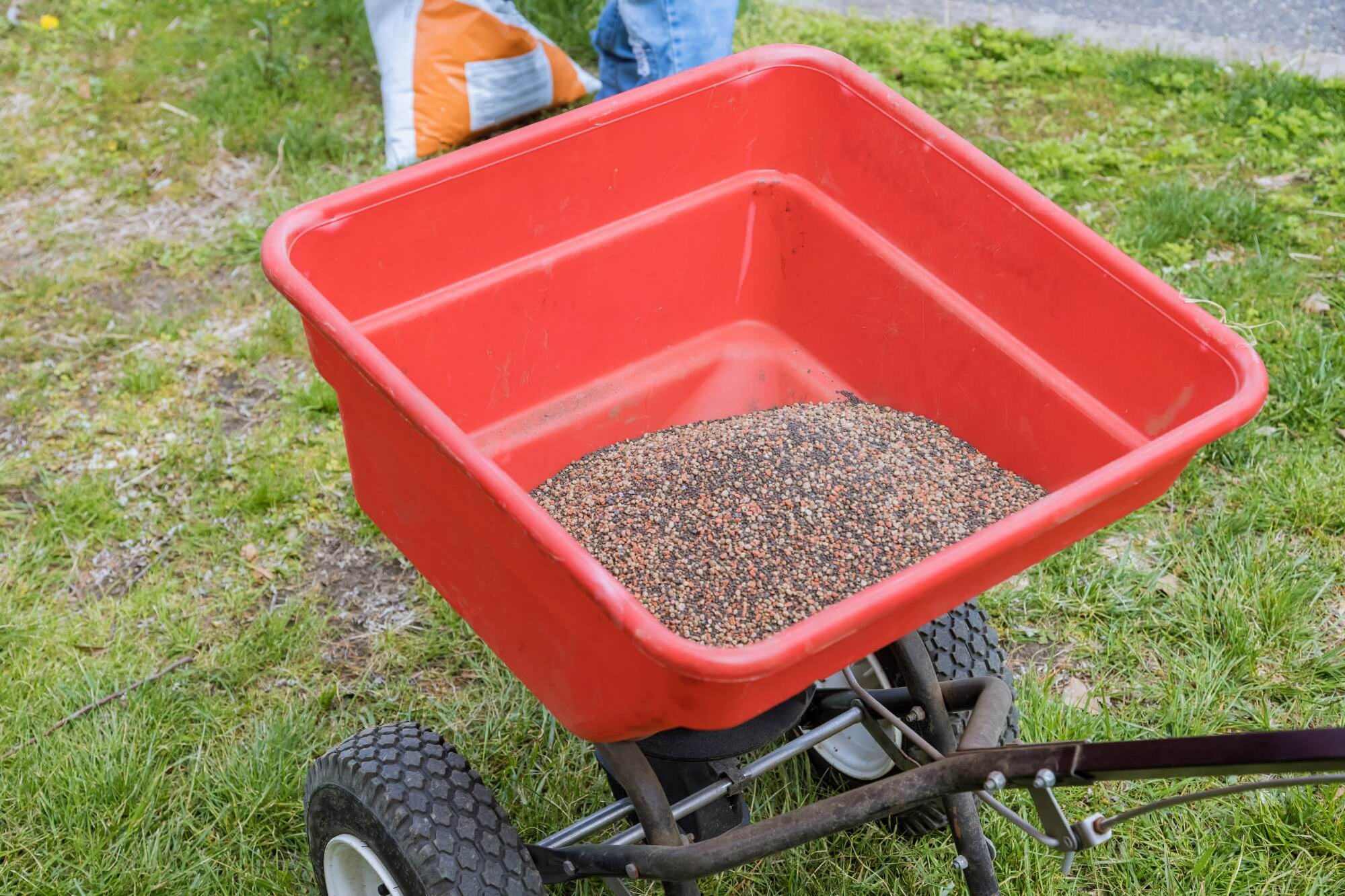landscapers-gardener-with-sowing-lawn-grass-seeds-2000px landscapers-gardener-with-sowing-lawn-grass-seeds-2000px