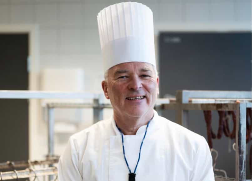 Månedens kokk: Geir Rune Larsen vil heve lønna til alle kokker og servitører
