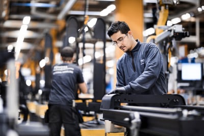 operarios trabajando en cadena de montaje