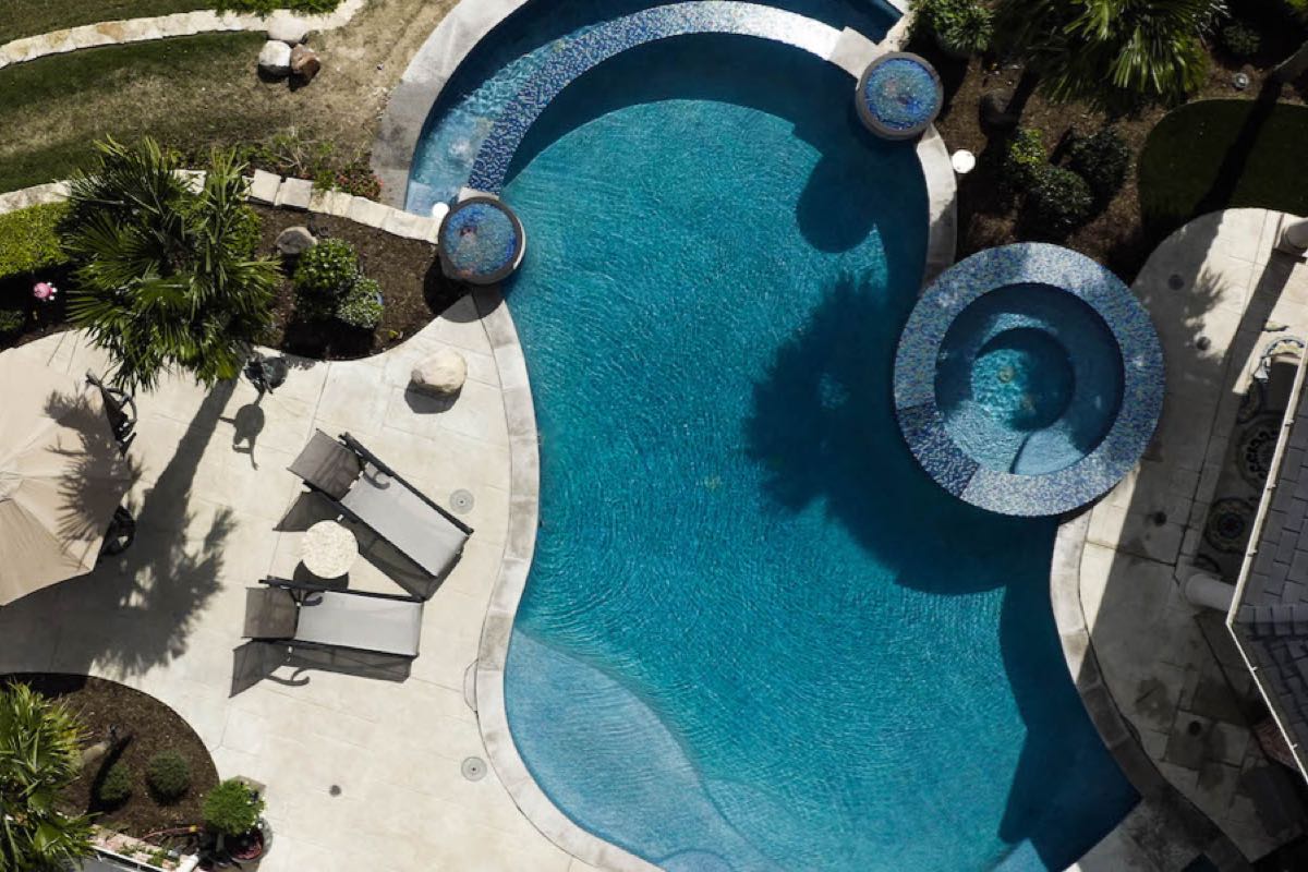 The Right Infinity Edge Pool Design Delivers a Luxury Swimming