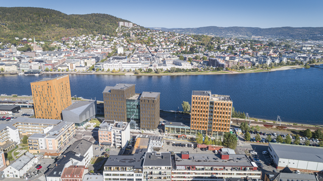 Flybilde av SporX og nabobygg, Drammen Stasjon Business Center og Quality Hotel River Station.
