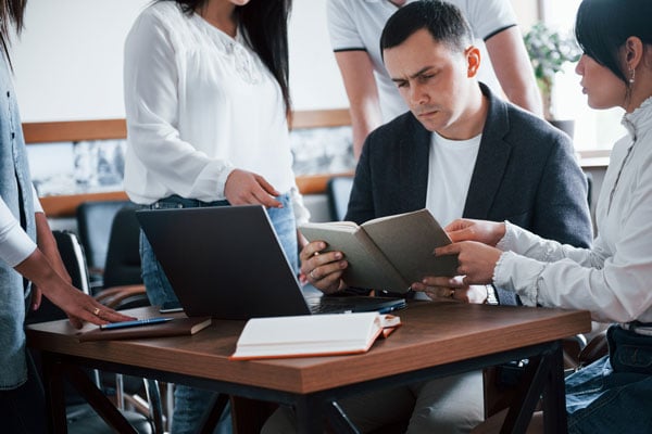 employee-confused-by-notes