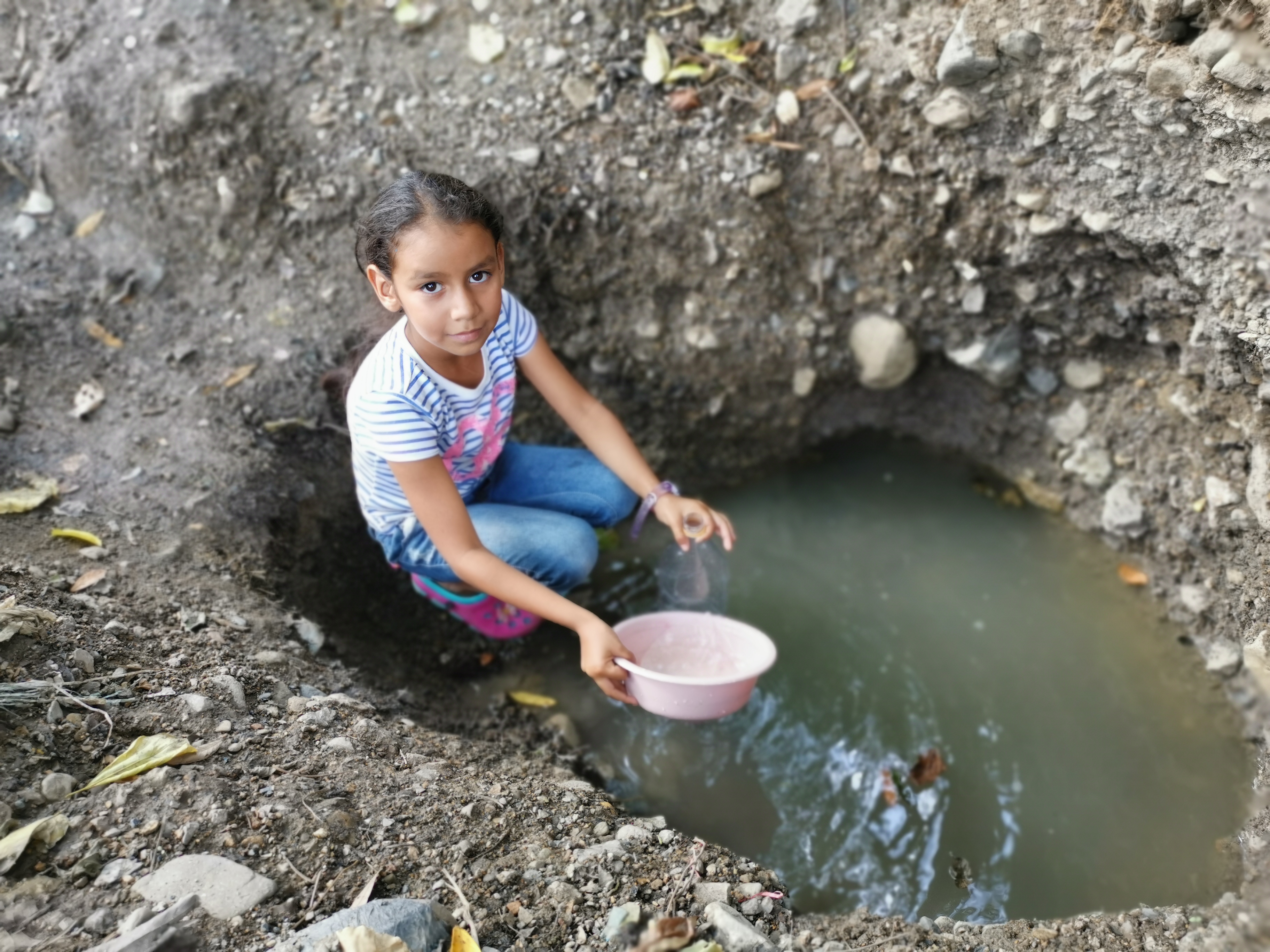 Eliana recogiendo agua antes de que en su comunidad haya agua segura