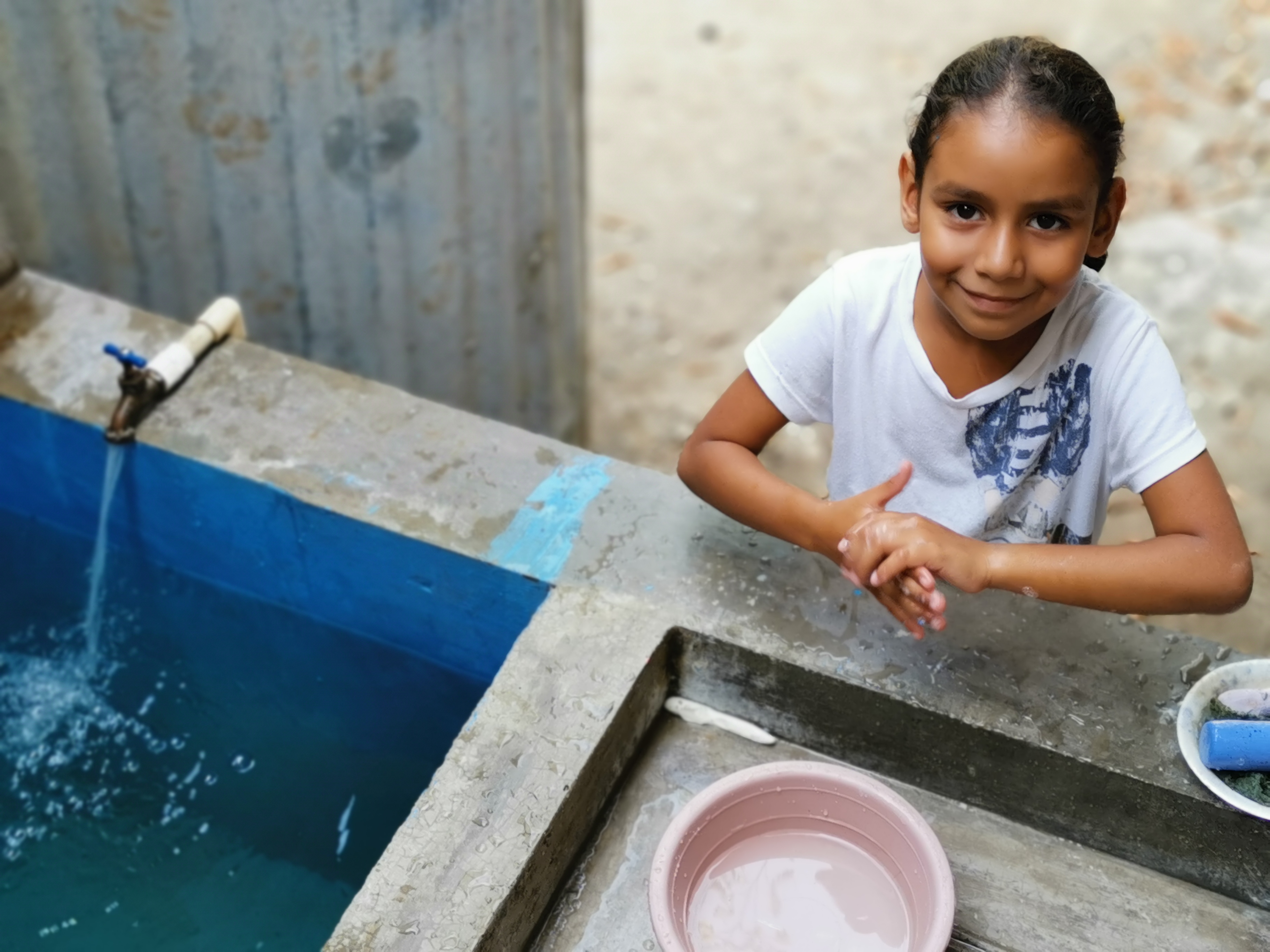 Eliana feliz al tener agua limpia en su comunidad