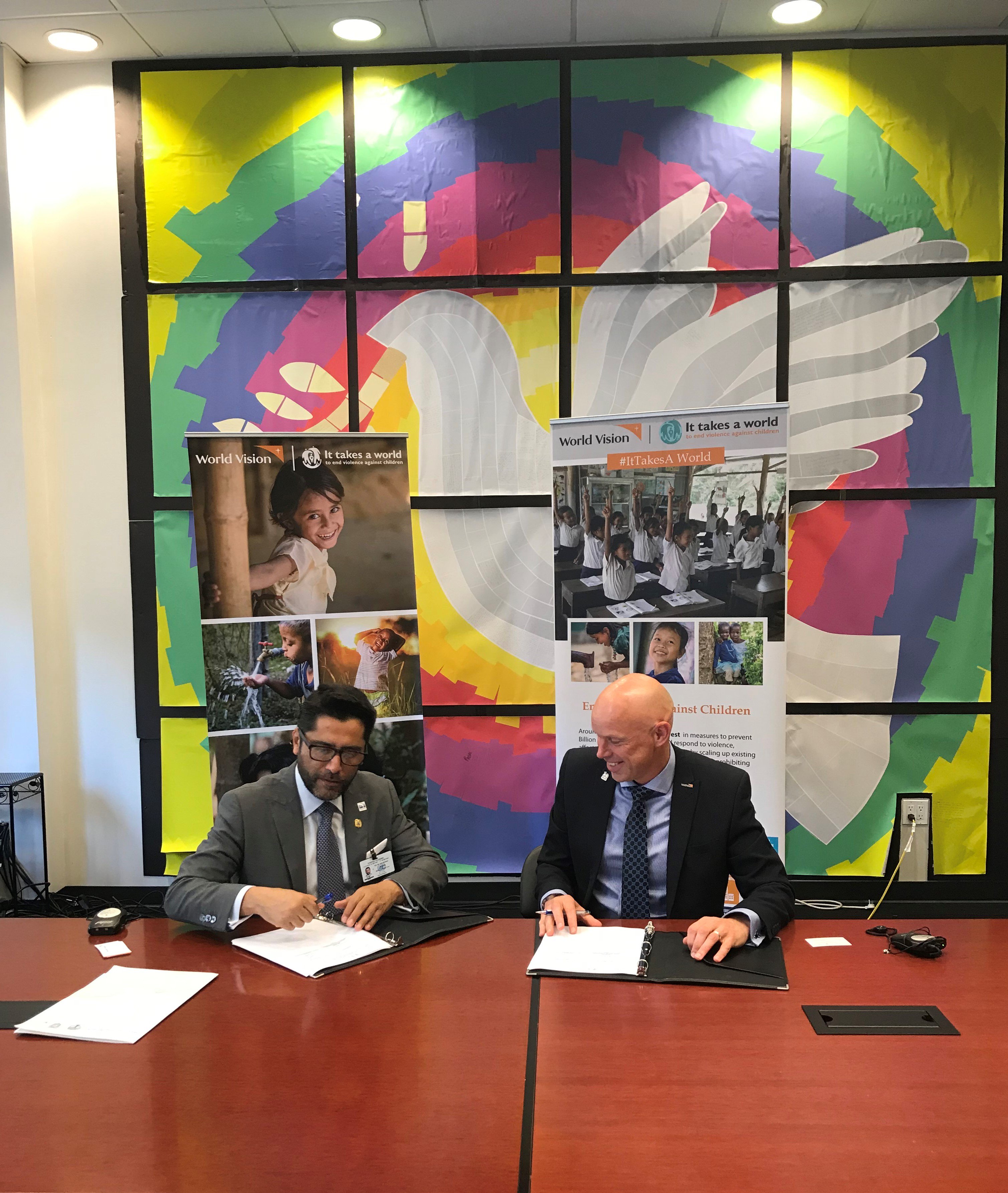 Ivam Ontaneda ministro de comercio Ecuador y Andrew Morley presidente de World Vision firman convenio 