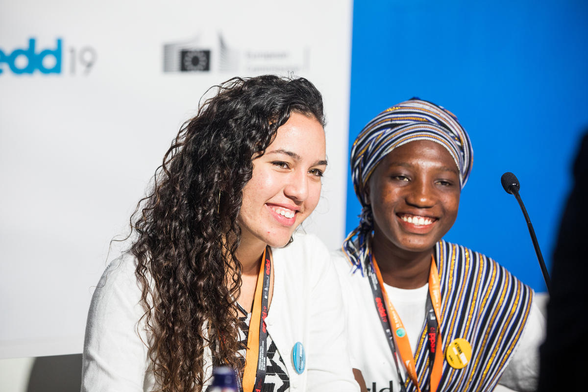Samila sonríe junto a otra adolescente, ambas participantes de los Días Europeos para El Desarrollo