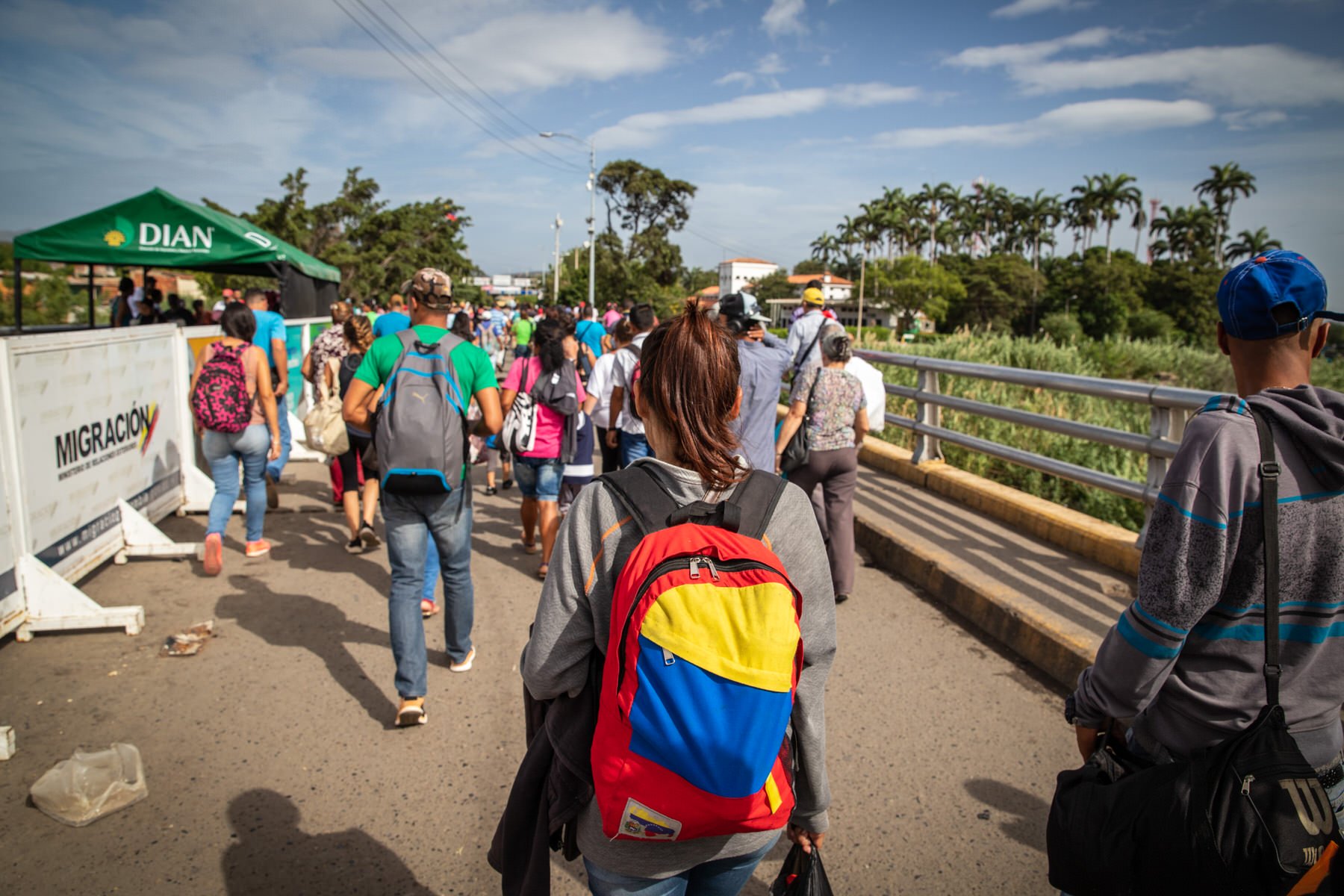 Migrantes venezolanos cruzando el Puente Simón Bolívar en Cúcuta