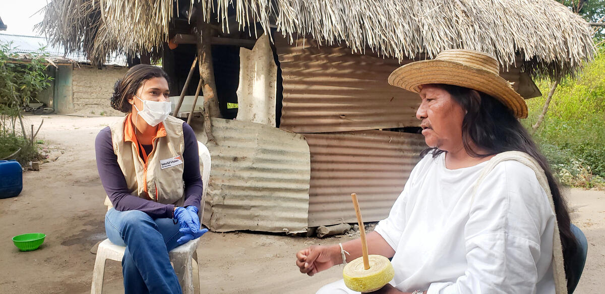 Mujer tejedora de la Guajira Colombia
