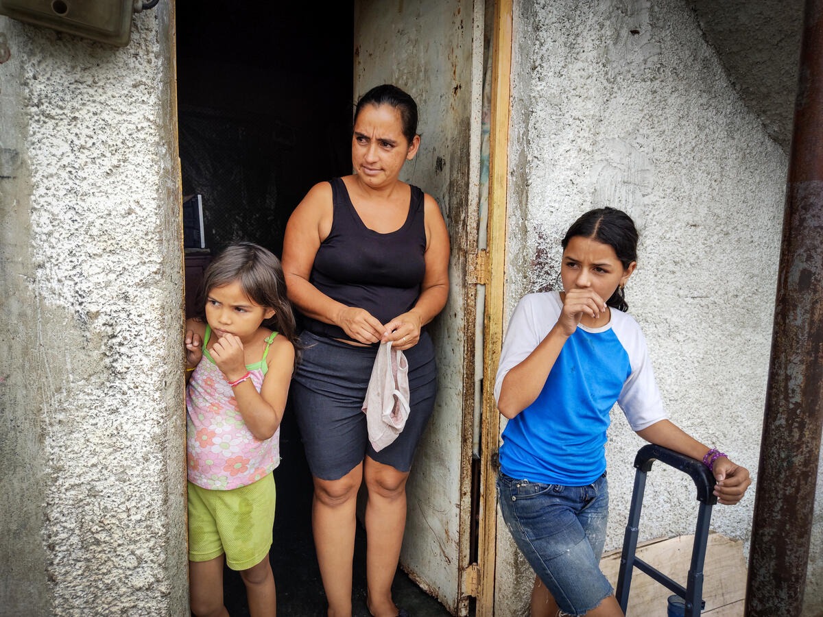 madre venezolana con sus hijas