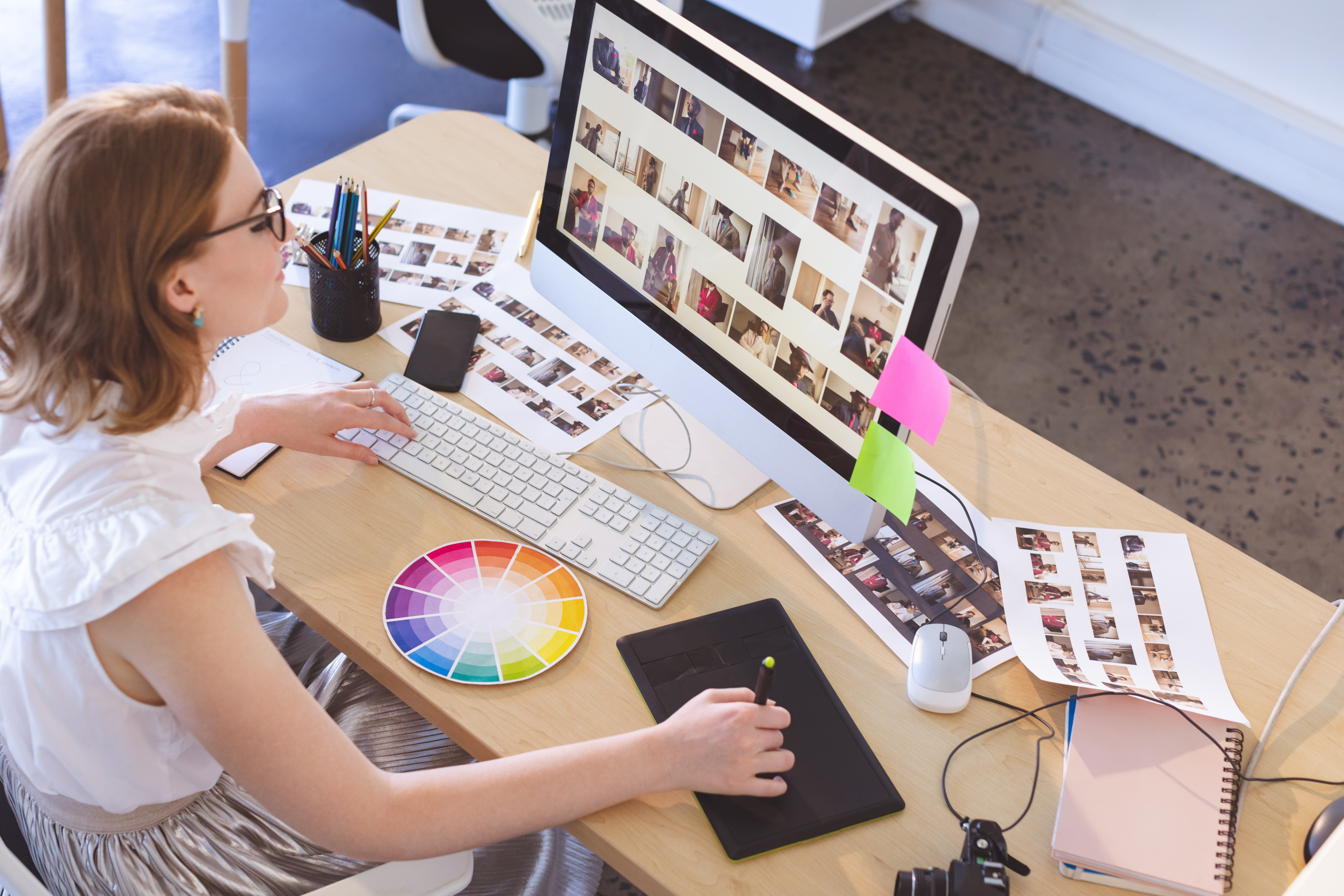 female-graphic-designer-working-on-graphic-tablet--RFMCV6S (1)