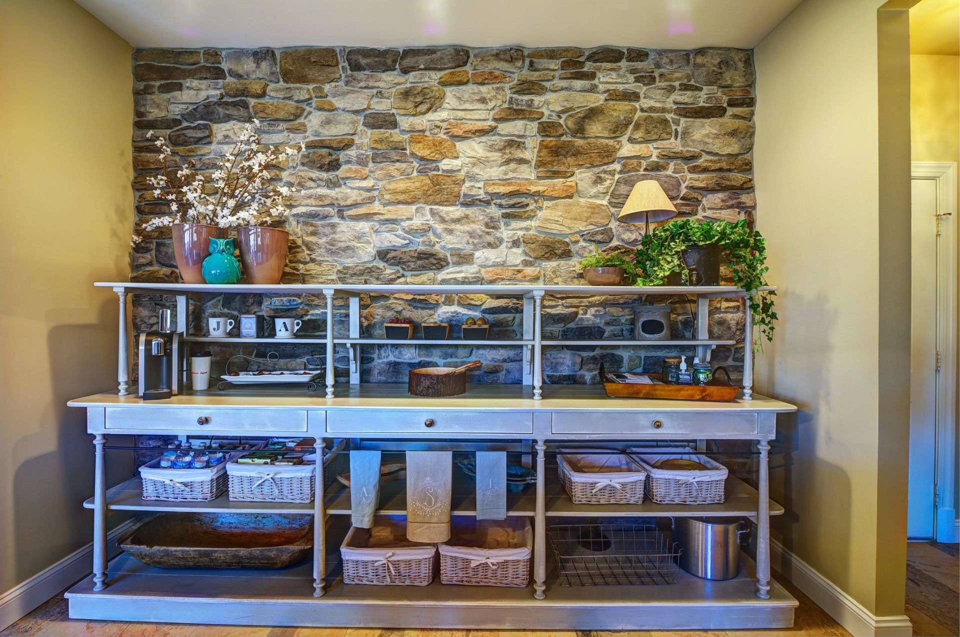 What Is Farmhouse Chic Interior Design?