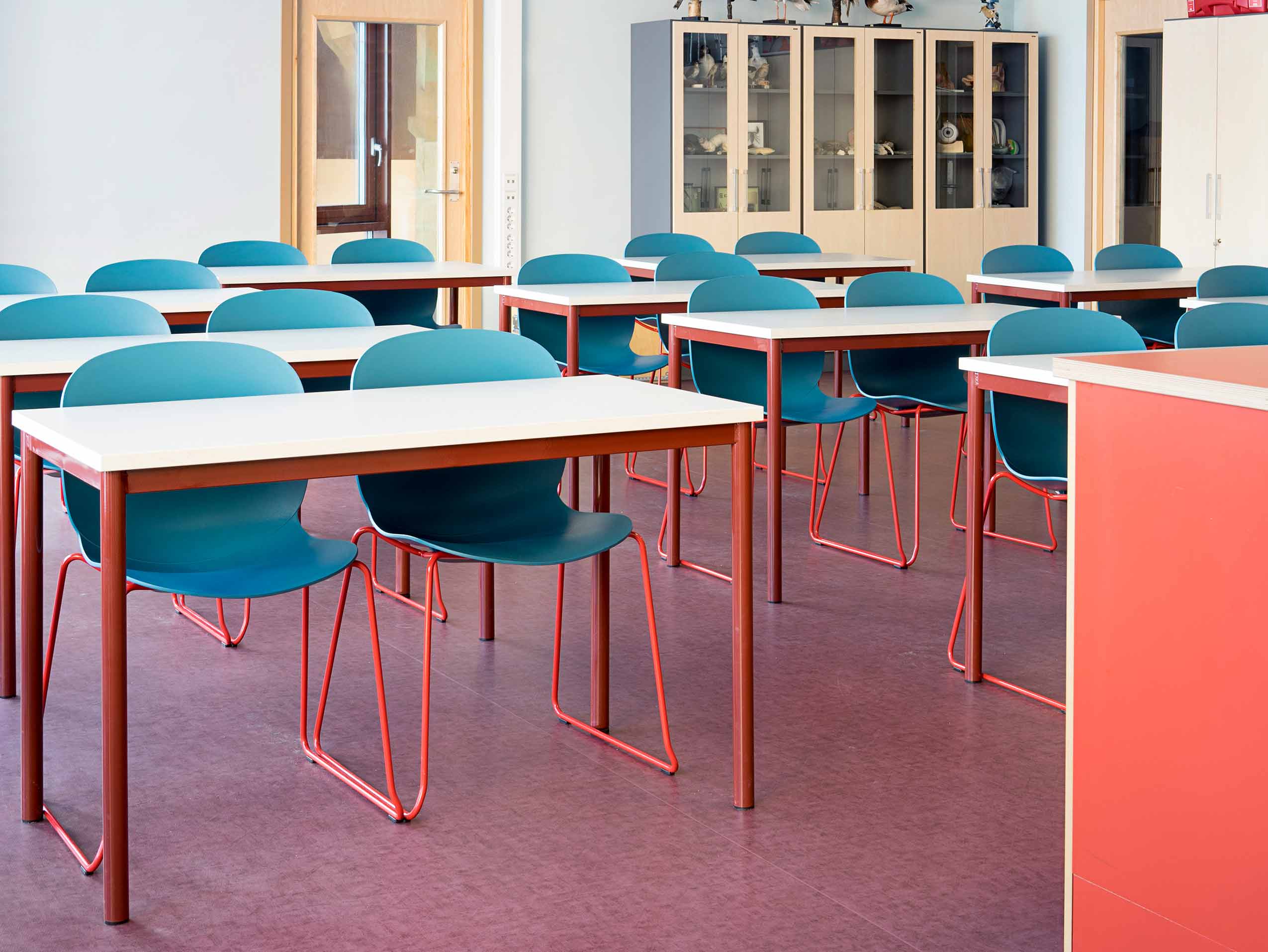 turquoise and red RBM Noor chairs in a classroom at Hebekk School