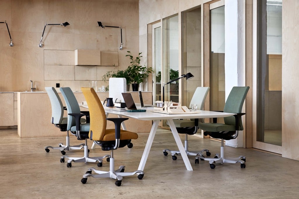 HÅG Creed chairs in an office environment around a shared tabel