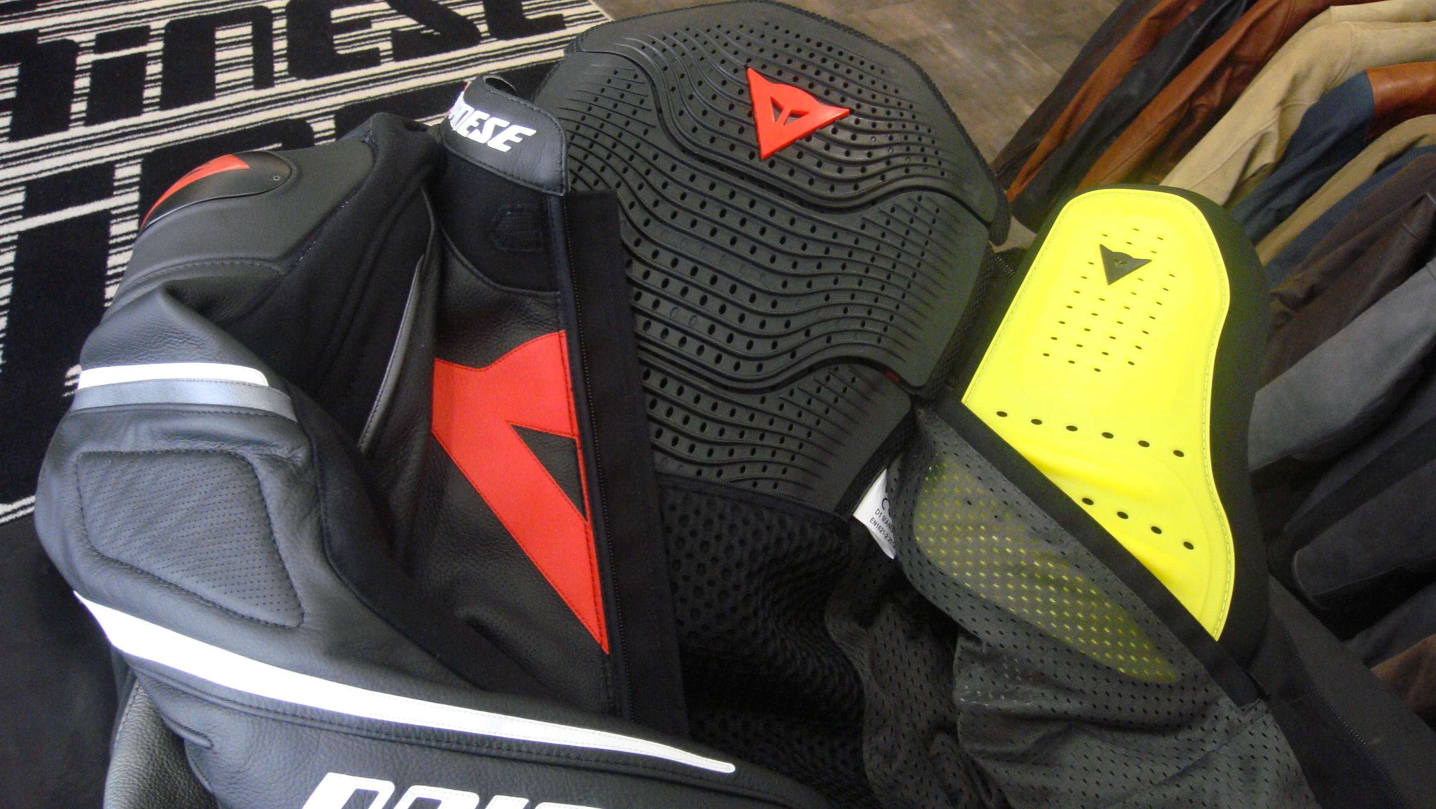 ダイネーゼ　Dainese G.SUPER SPEED D1 Dainese Super Speed D1 Leather Jacket Review at RevZilla.com