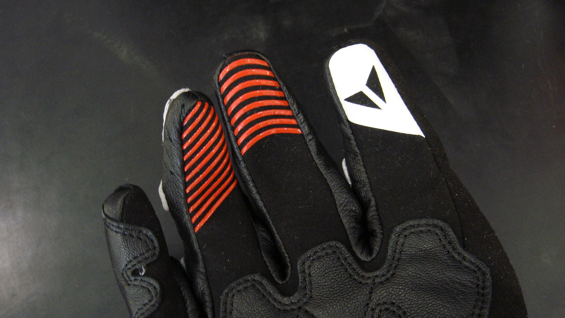 人気モデルのレザーグローブをご紹介♪【CARBON D1 LONG GLOVES】