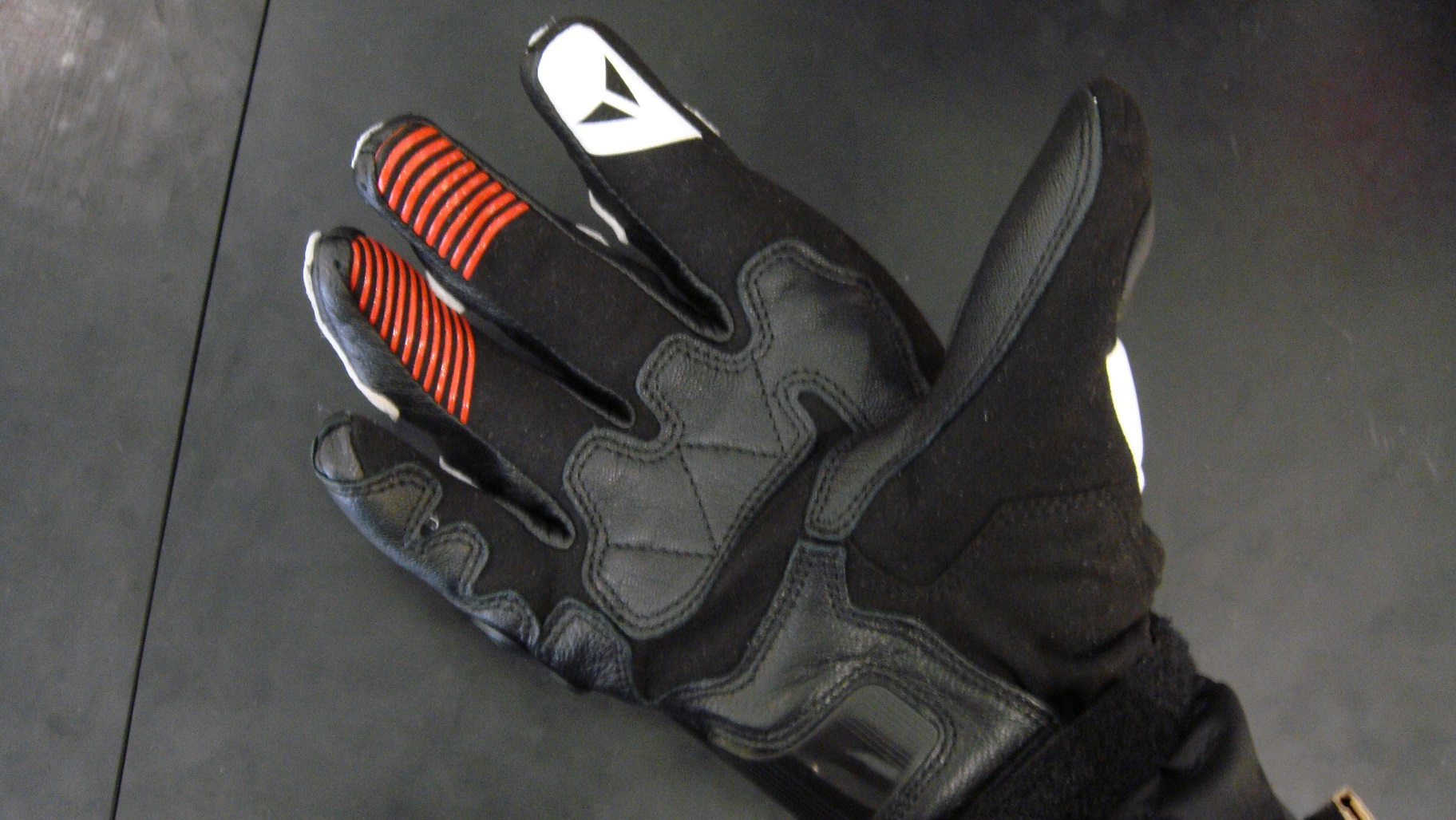 人気モデルのレザーグローブをご紹介♪【CARBON D1 LONG GLOVES】