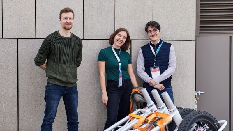 The founders of E-Terry. Two men and a woman in the middle. Everyone is smiling.