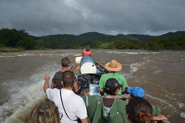 Boot rivier suriname