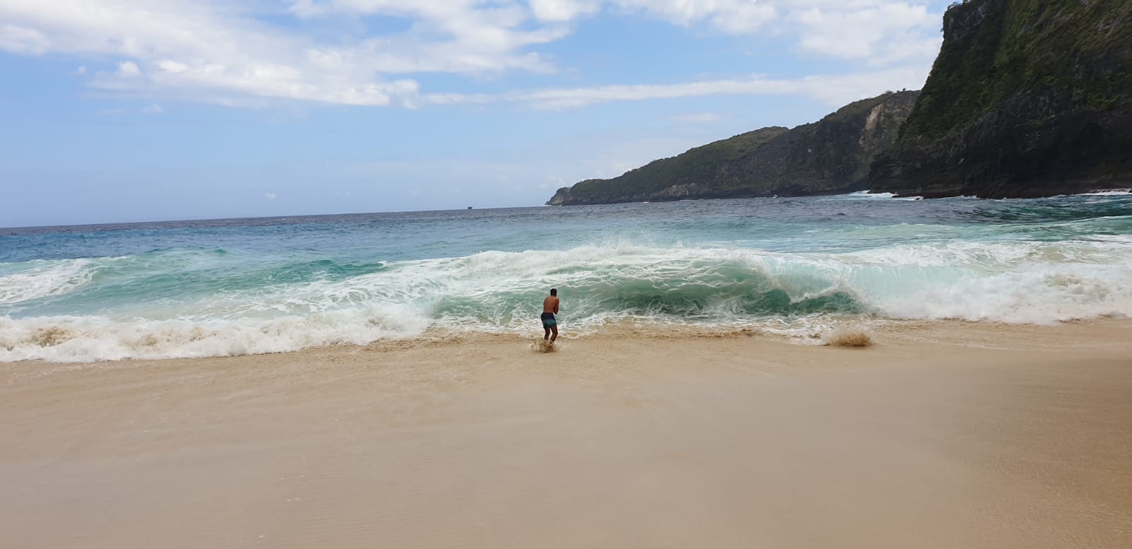 High waves kelingking beach