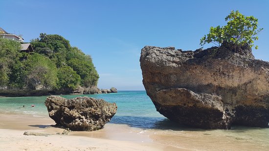 pantai-padang-padang