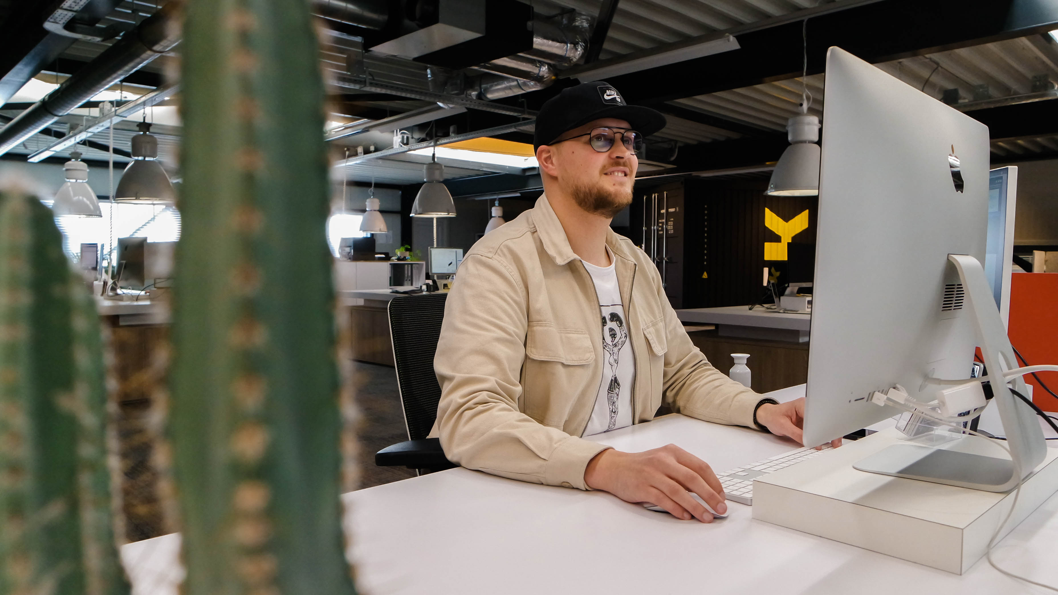 Wessel achter bureau 2