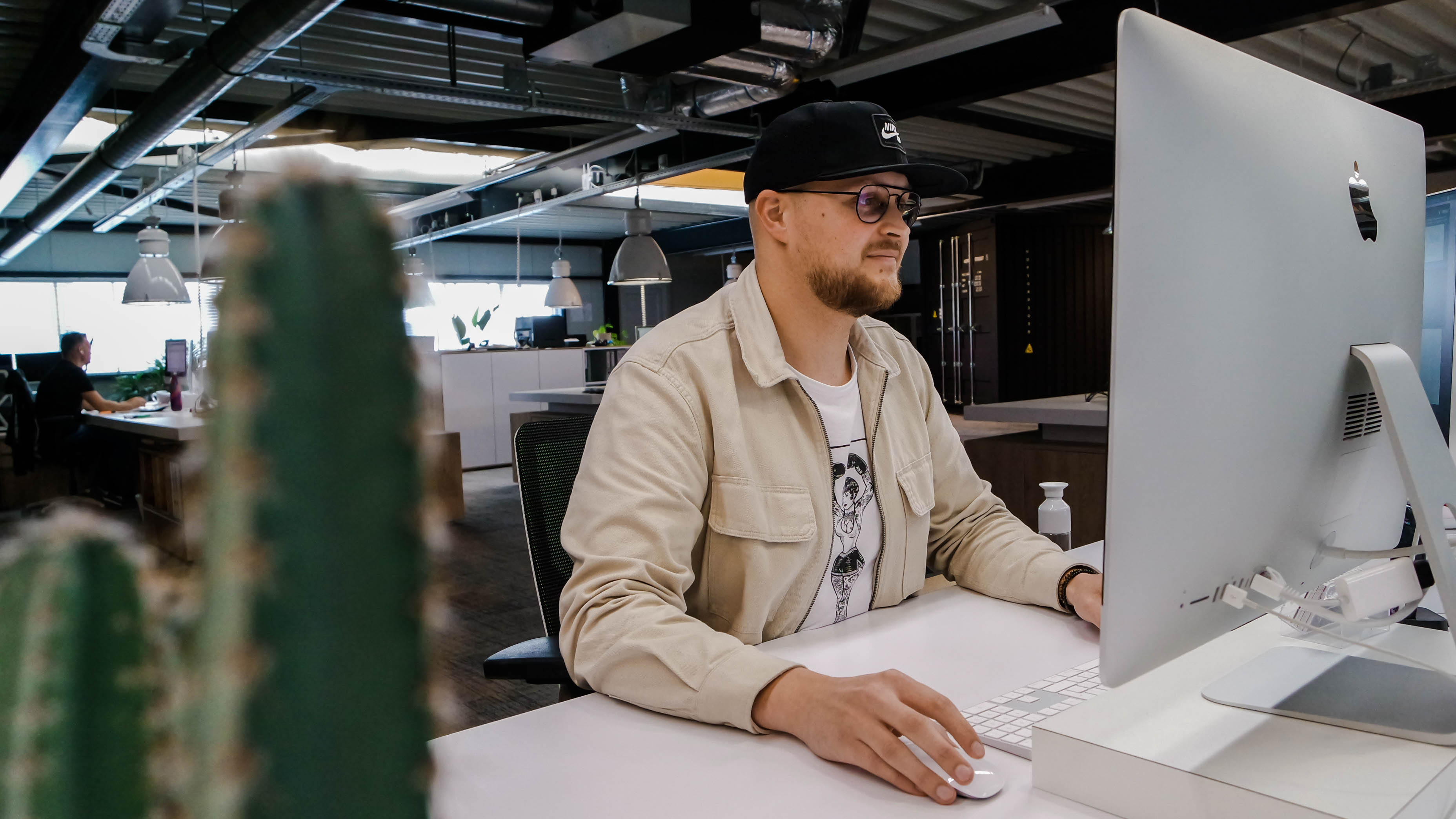 Wessel achter bureau