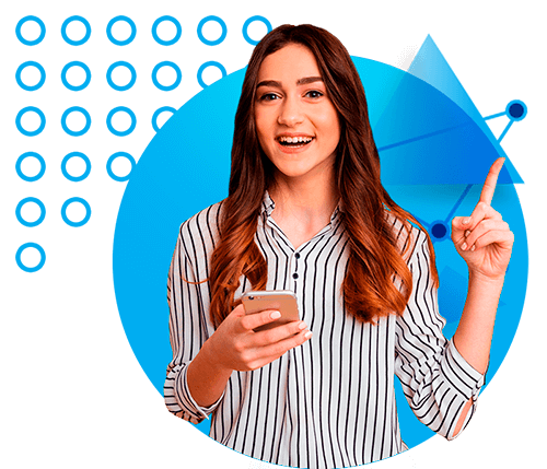 Aluna da graduação EAD sorrindo, usando um celular.