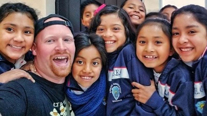 How much do English teachers make in Argentina?