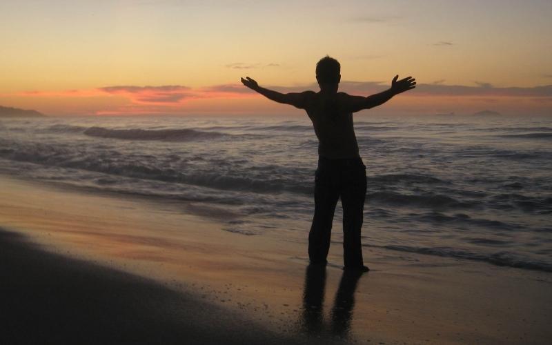 How to travel abroad by yourself