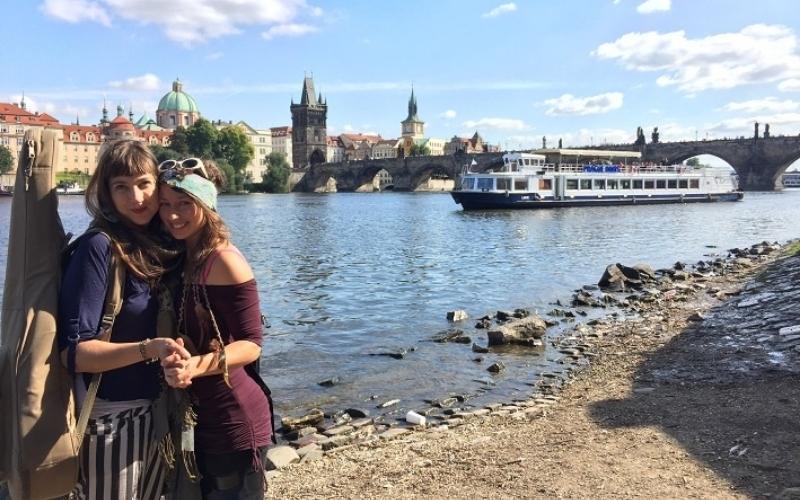 How much do English teachers make in the Czech Republic?