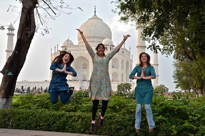 Marisa_Centofanti-India-Agra-Namaste_from_the_Taj
