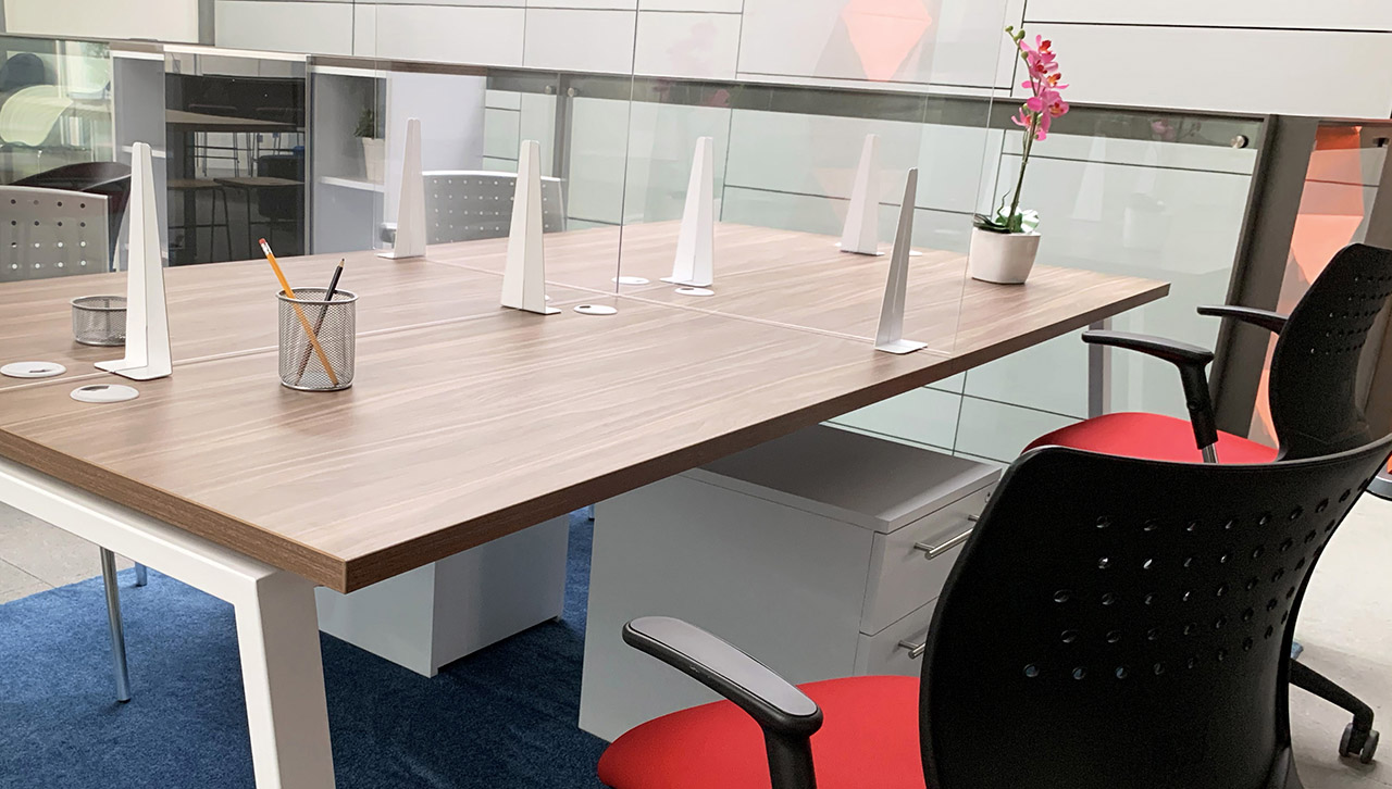 Muebles para oficina - Poliarte - Nueva normalidad en la oficina - Escritorios de trabajo con mamparas de protección de acrílico2