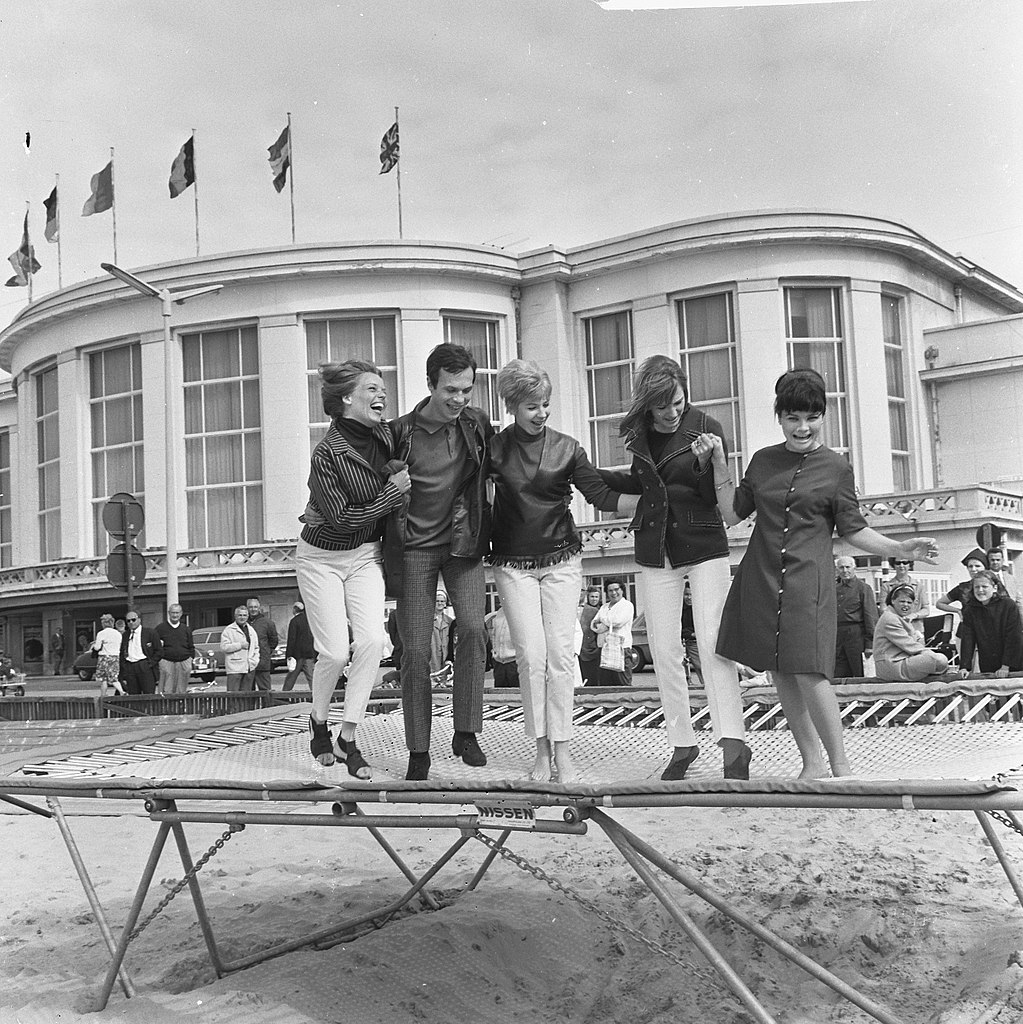 1024px-Zevende_Europabeker_voor_Zangvoordracht_te_Knokke,_de_zangploeg_op_de_trampoline,_Bestanddeelnr_917-9514
