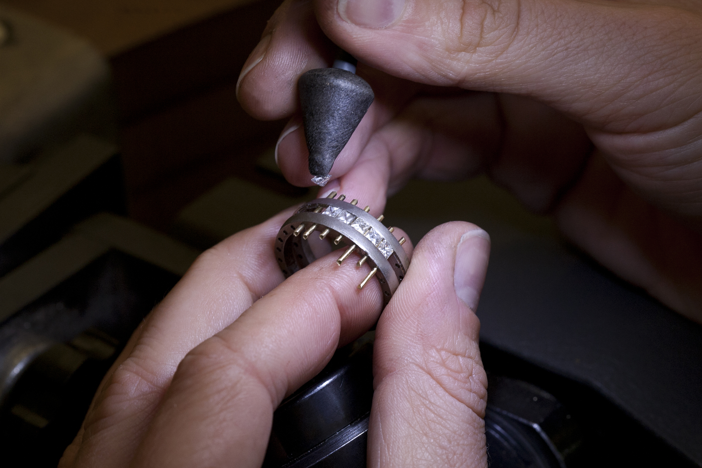 What is the most popular material for men's wedding ring?