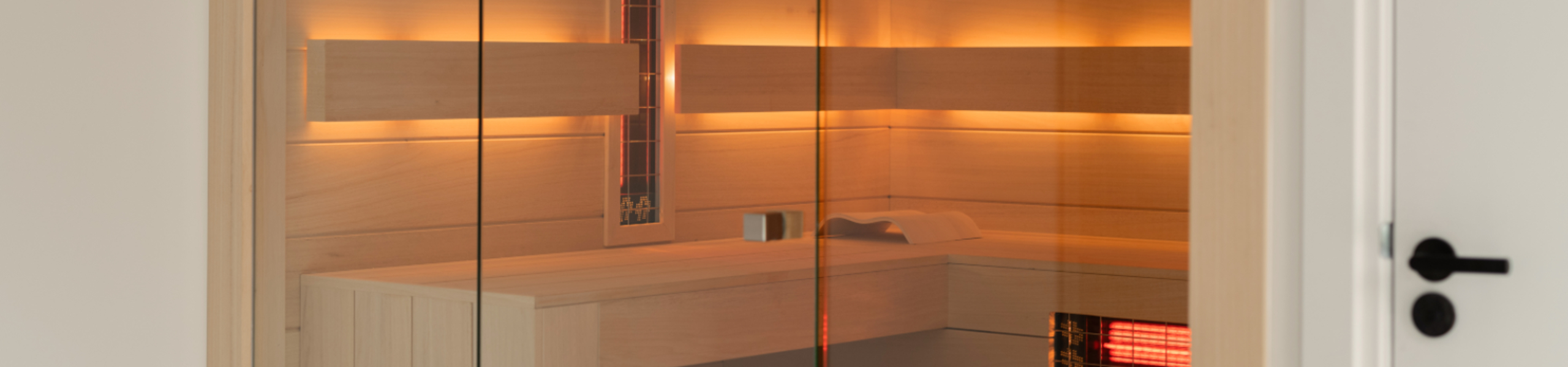 Combisauna finse sauna met elektrische saunakachel en infraroodstralers met ruime glaswand
