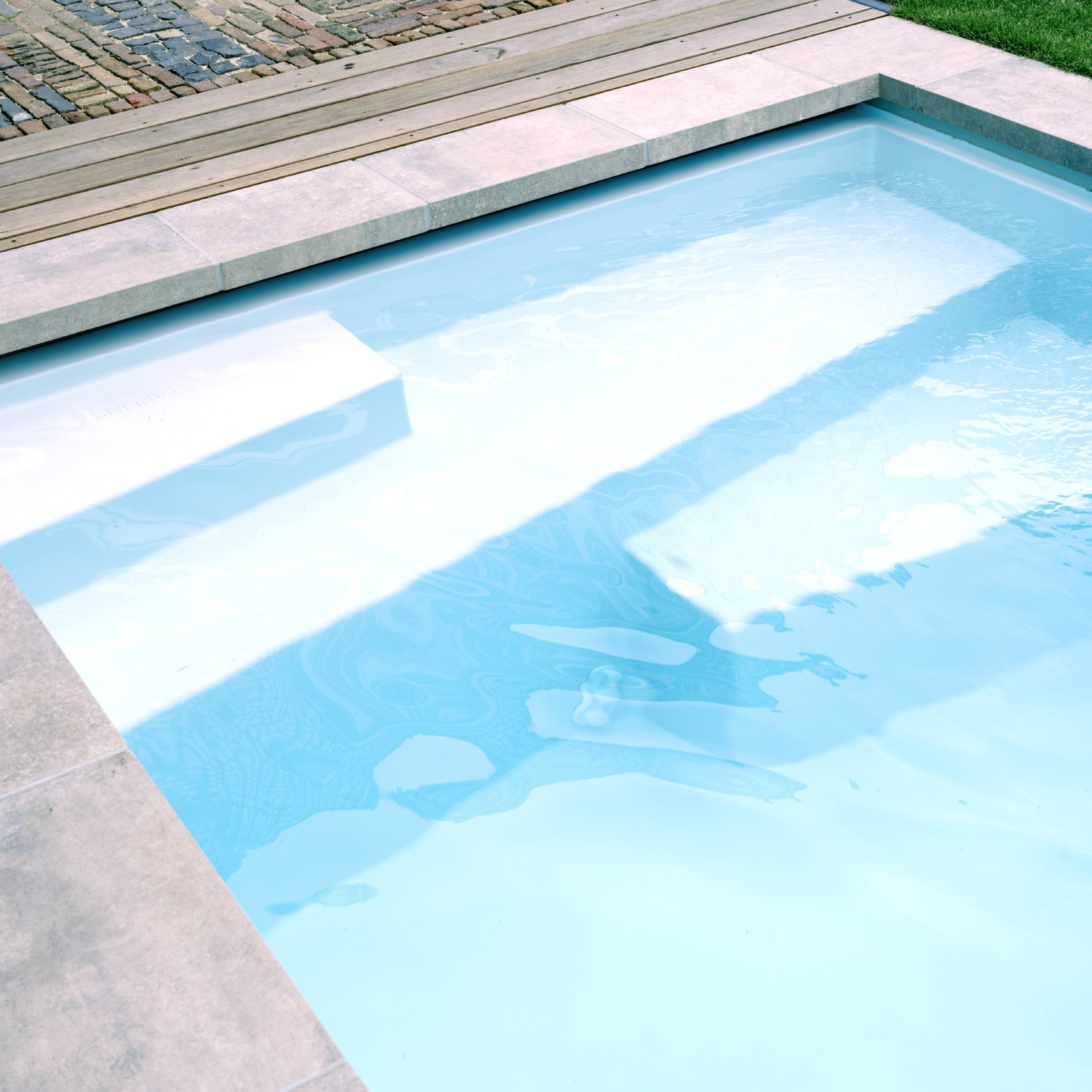 Inbouwzwembad Plunge pool trap oblique speelse inlooptrap met loungeplateau
