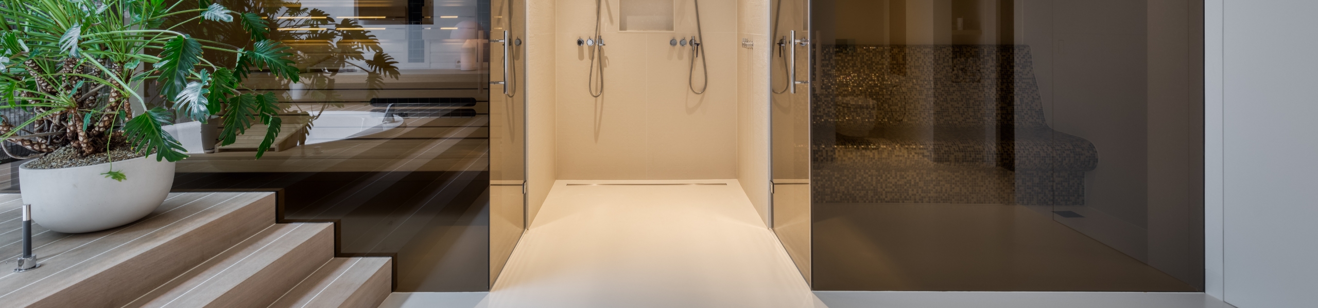 Maatwerk sauna en stoombad met donkere glaswanden en douche in het midden