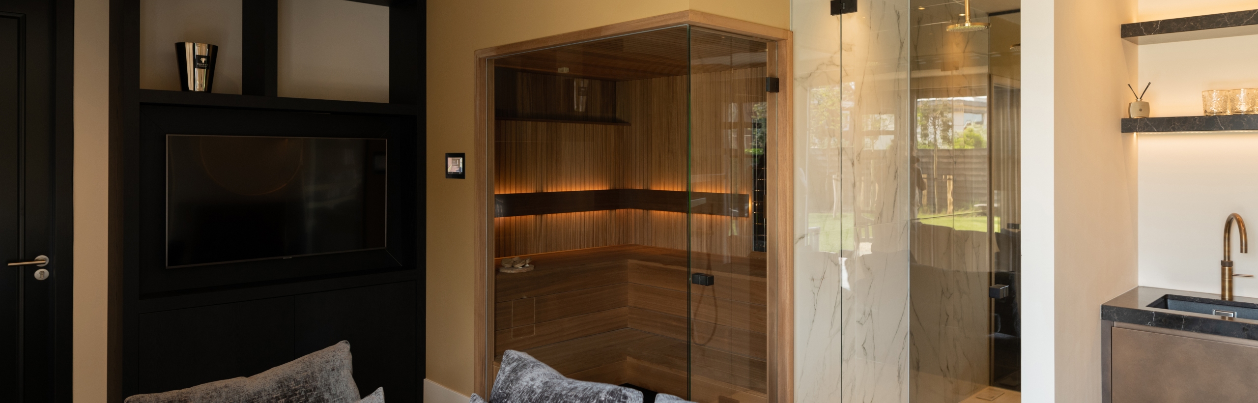 Donkere sauna op maat met glaswand van ayous hout met rhombus profiel
