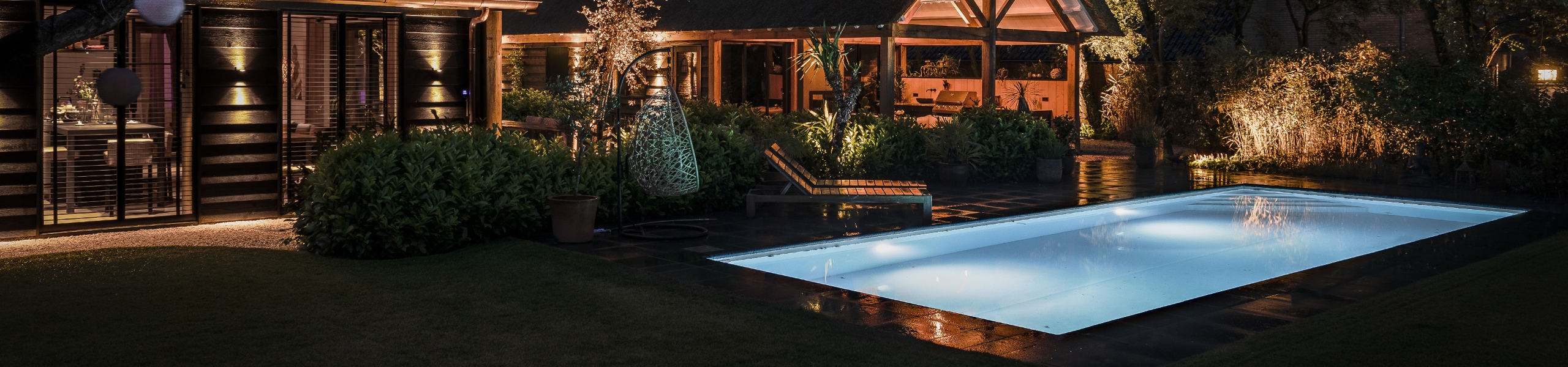 Maatwerk skimmerzwembad met poolhouse