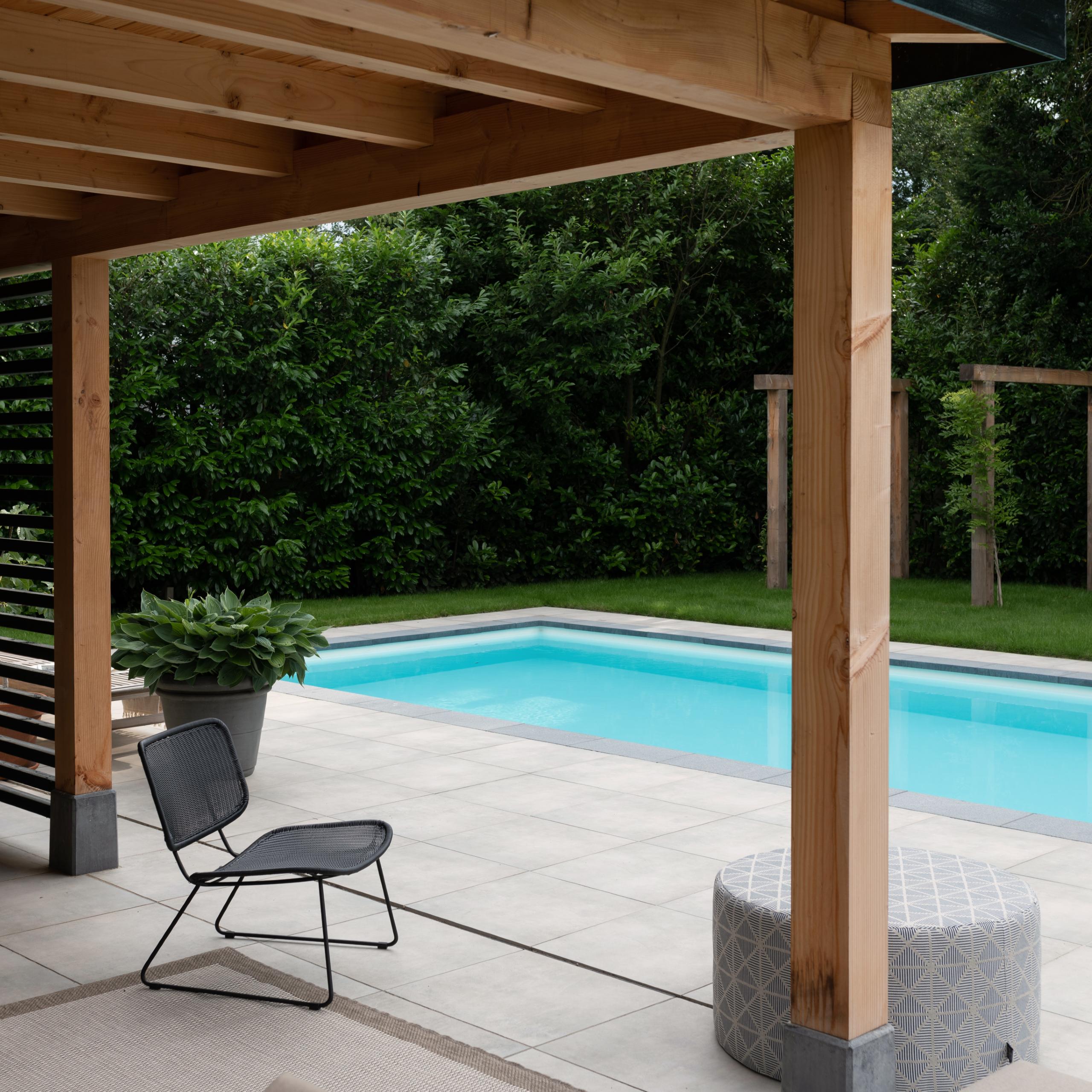 Poolhouse van Bronkhorst doorkijk vanuit het poolhouse richting het zwembad