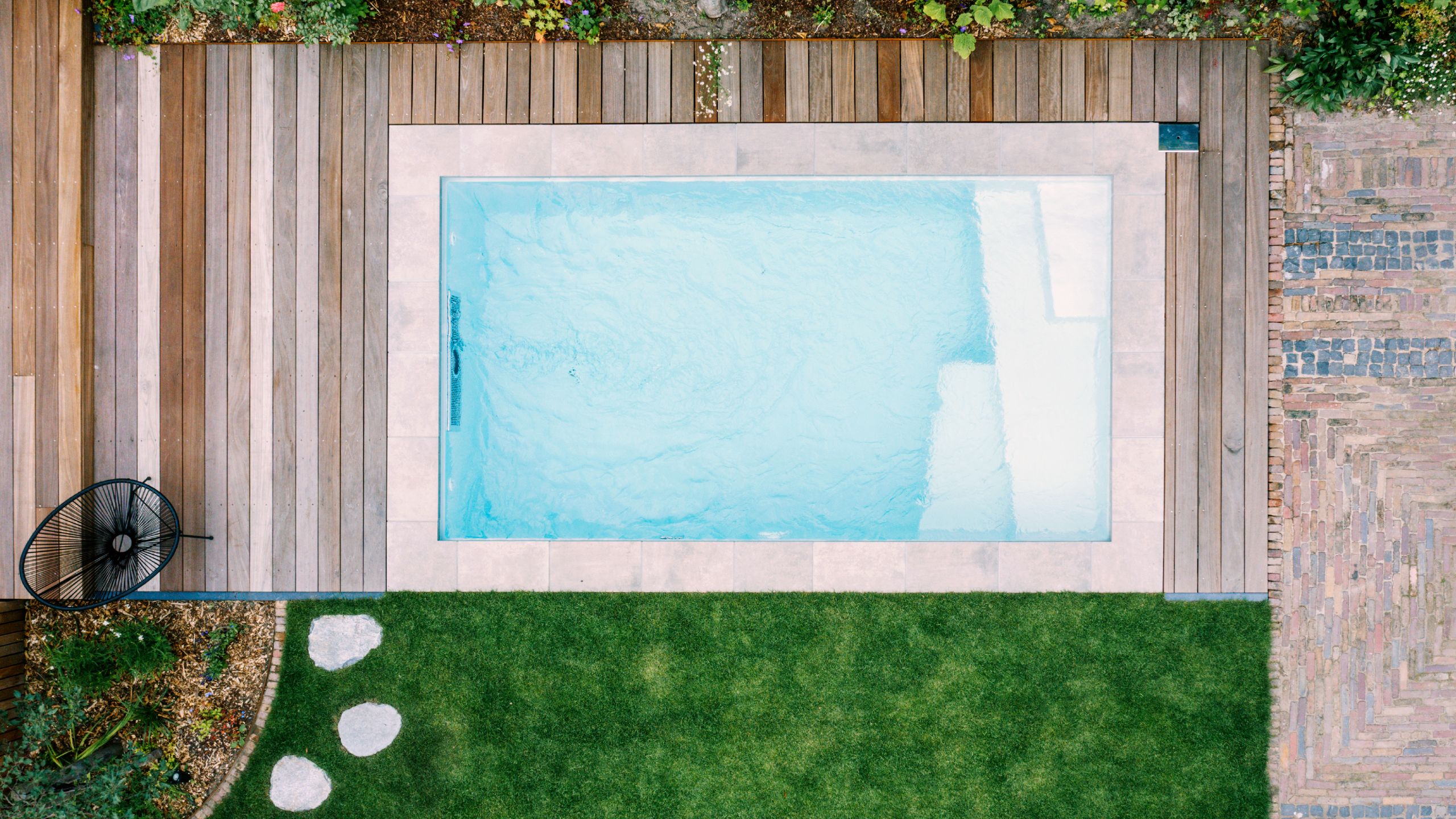 Urban Active plunge pool mini zwembad bovenaanzicht in tuin met houten vlonder gras en stoel
