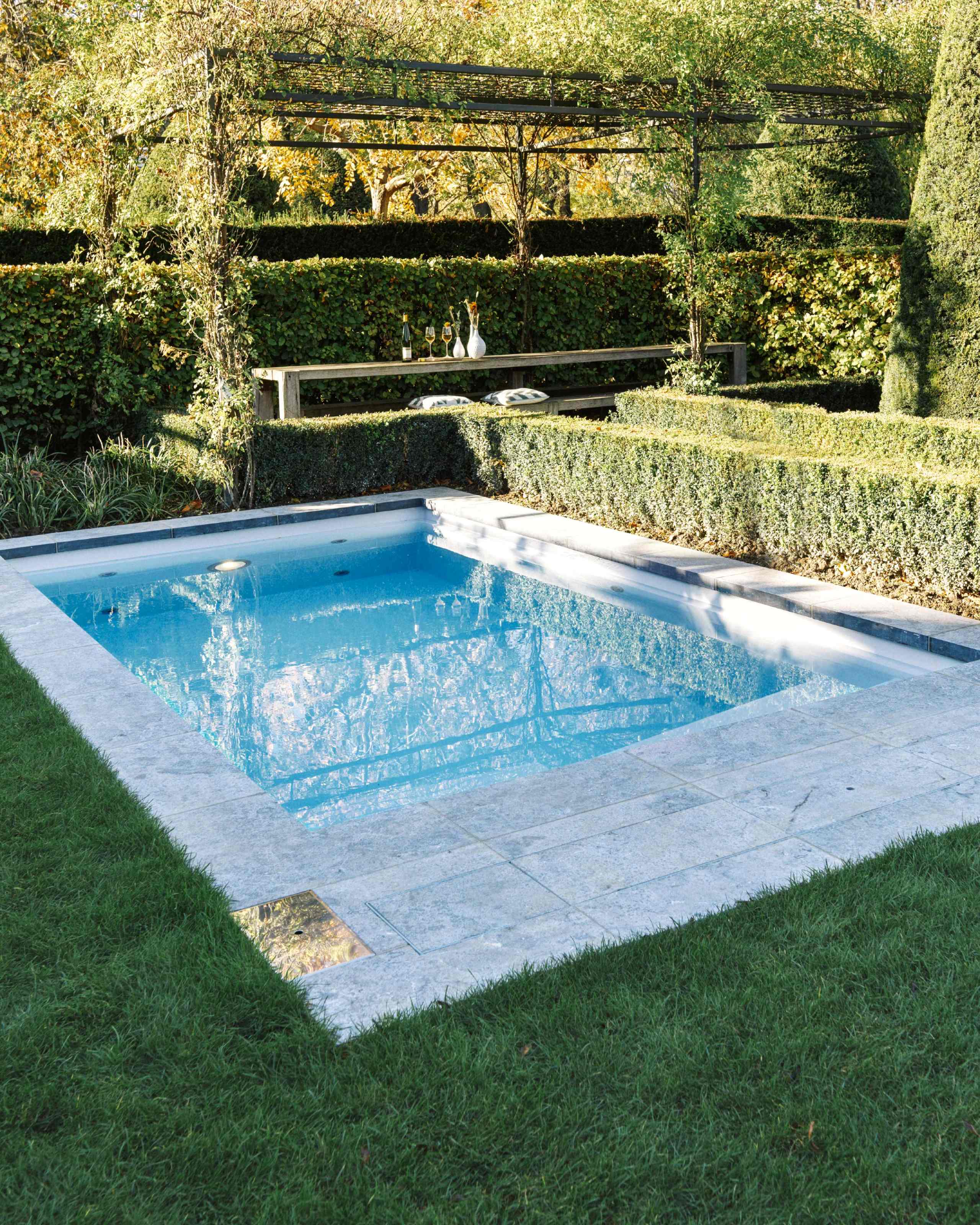 Klein mini zwembad in groene tuin starline urban active plunge pool