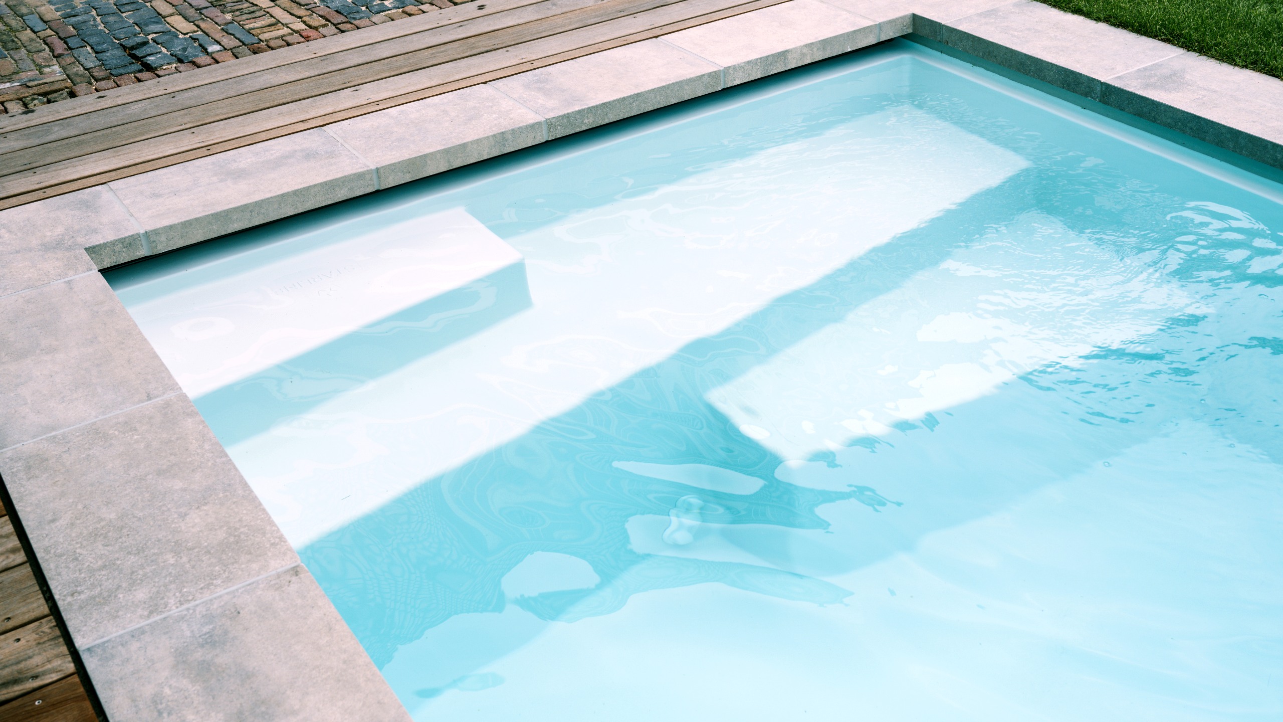 Oblique trap in klein zwembad plunge pool urban active helder water