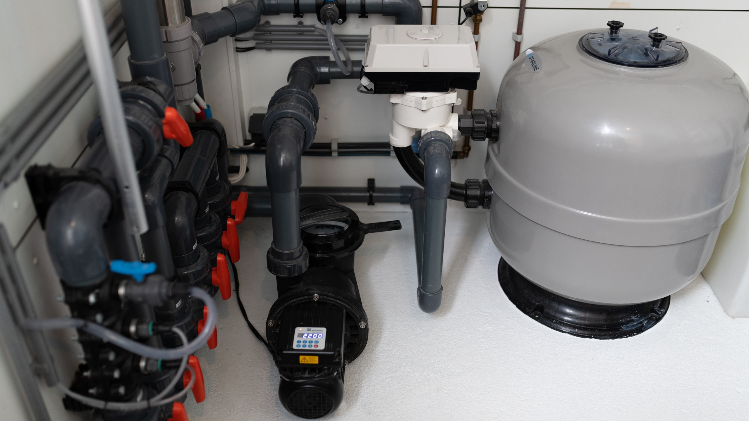 Ruimte waar waterbehandeling in staat zwembadfilter zwembadpomp kraantjes en leidingen