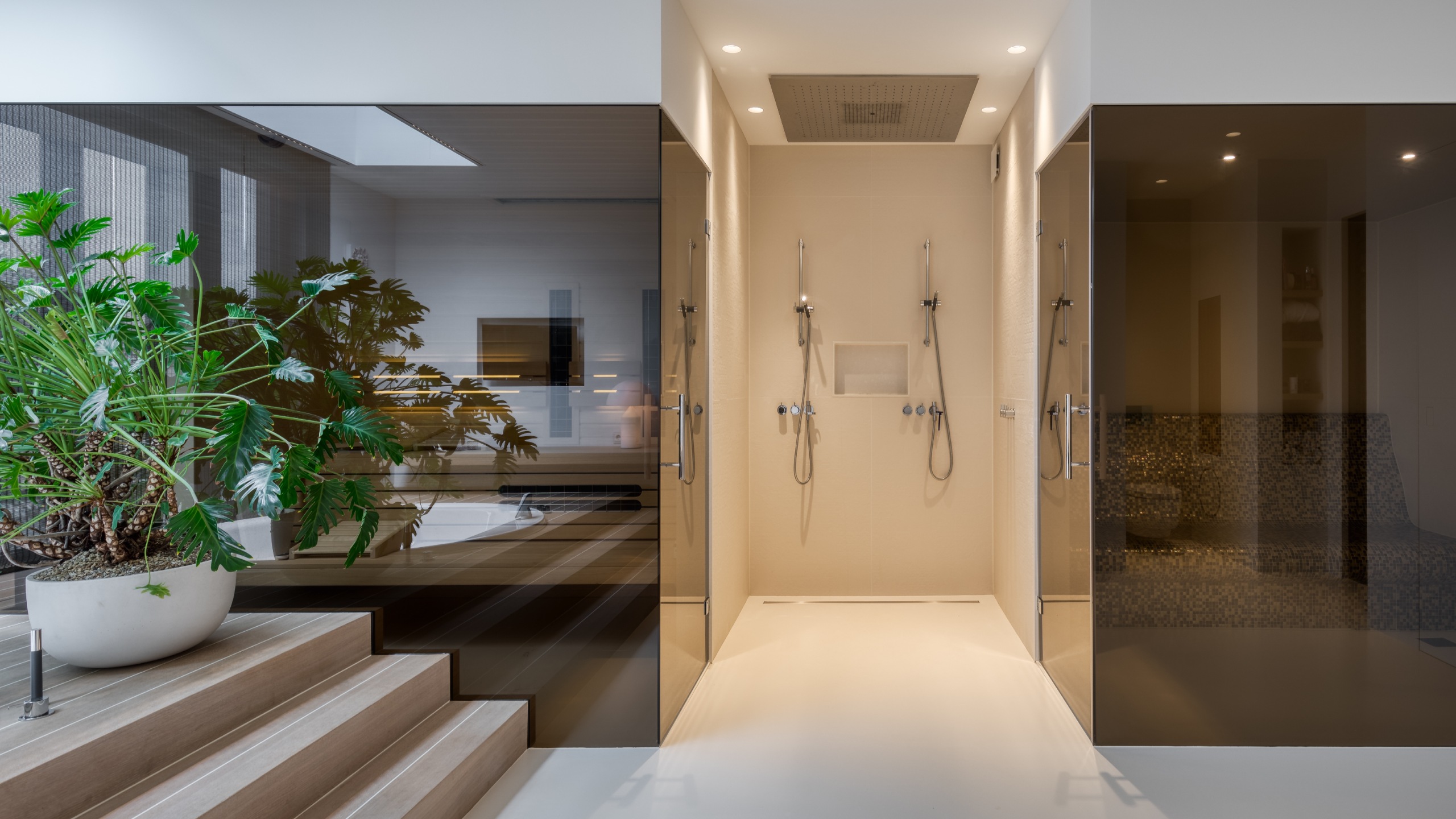 Finse sauna met grote glaswand die donker getint is in een luxe wellnessruimte
