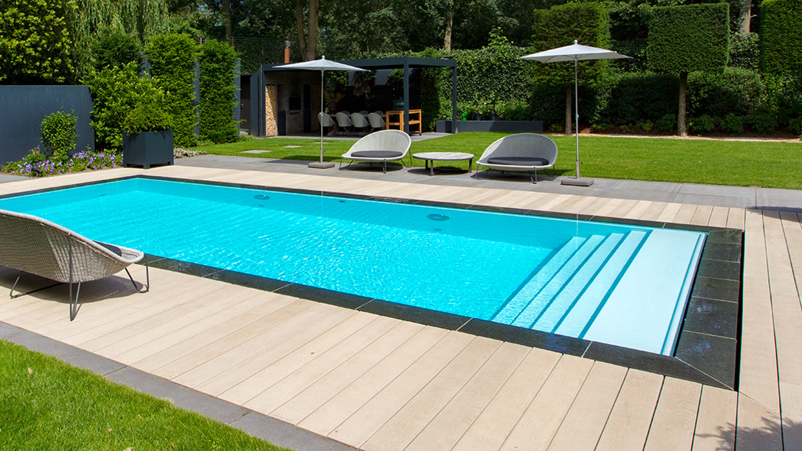 Infinity zwembad aan laten leggen met houten vlonder