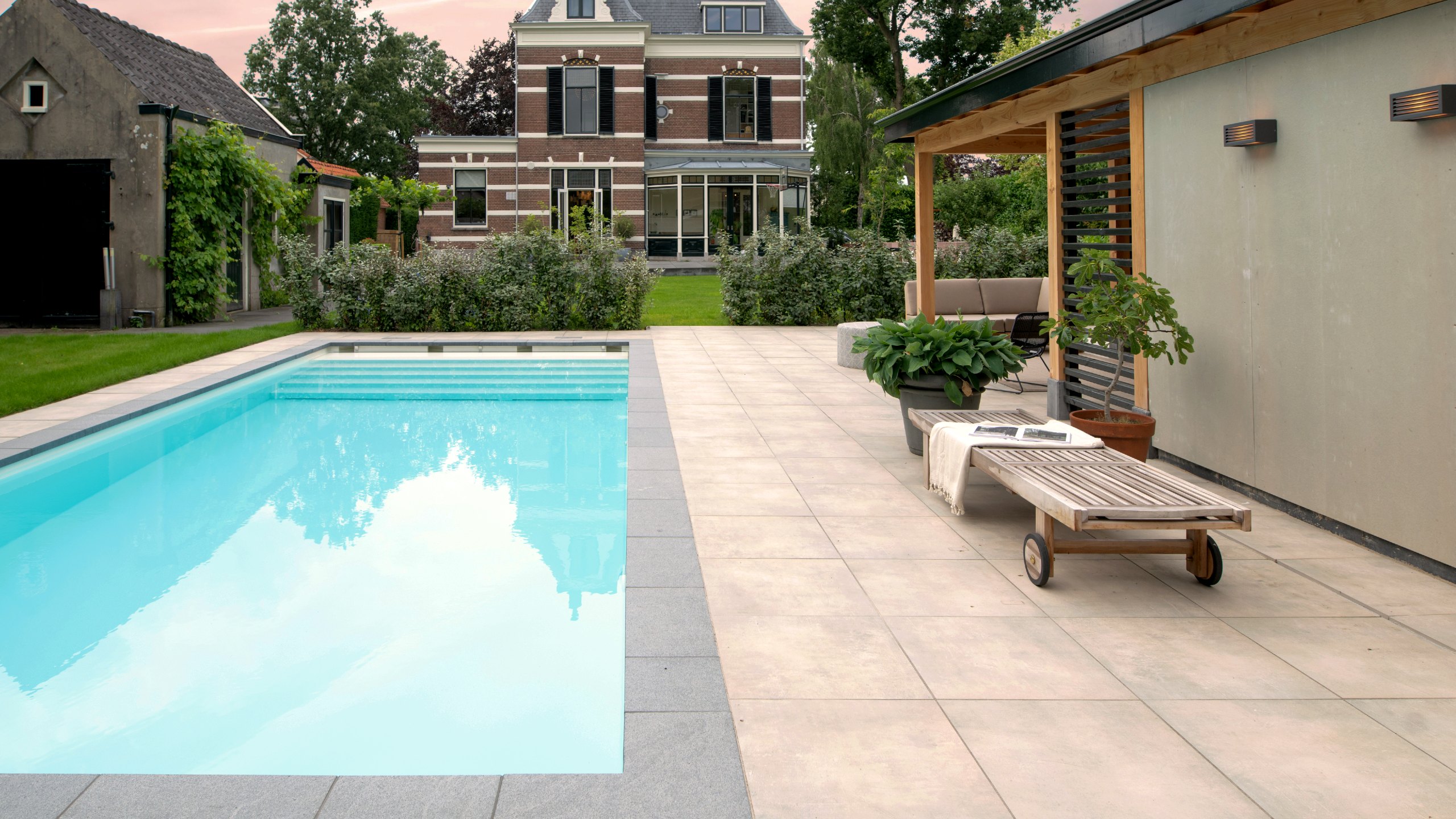 Skimmerzwembad Starline zwembad wit in ruime achtertuin met poolhouse