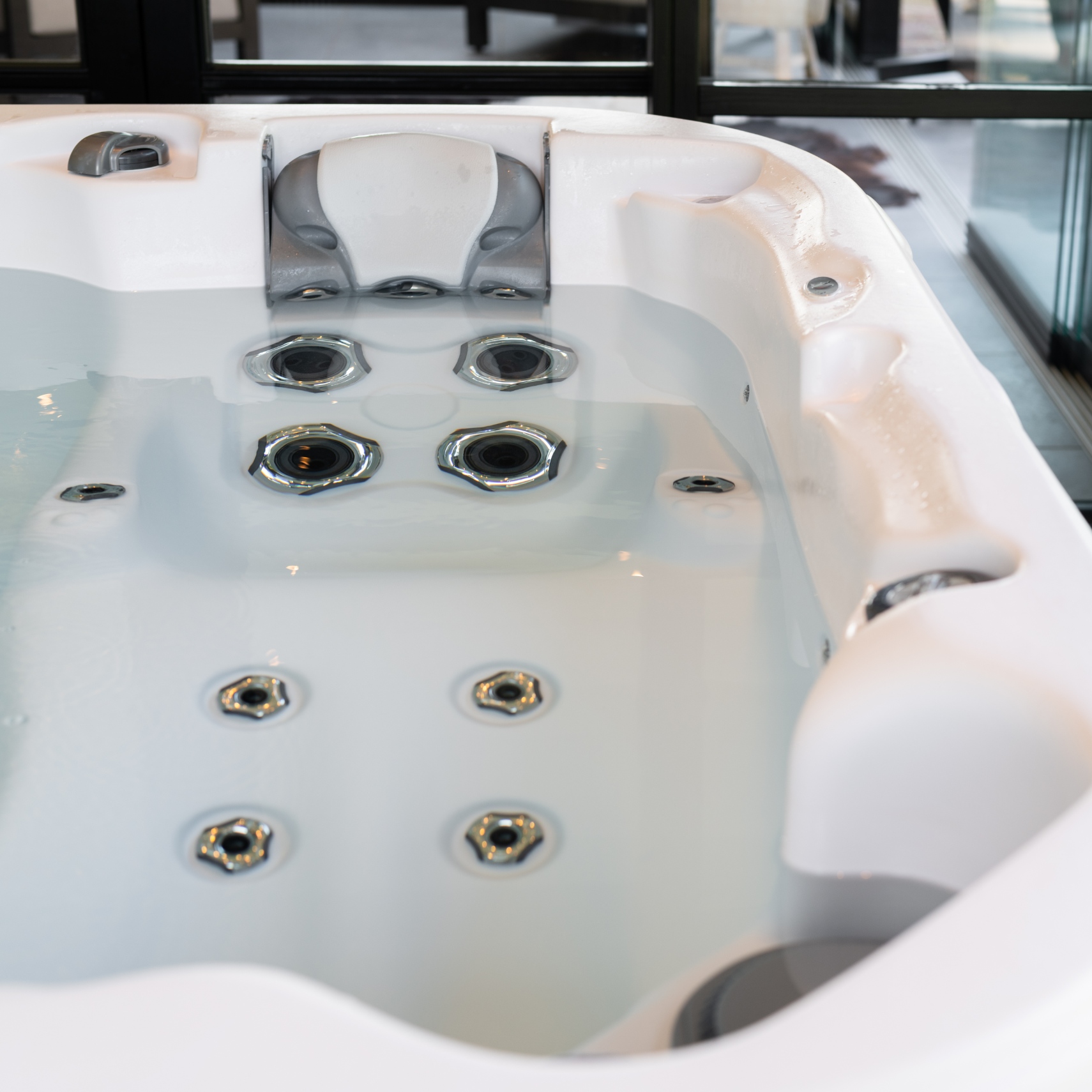 Jets van een spa whirlpool met witte kuip in een luxe uitvoering