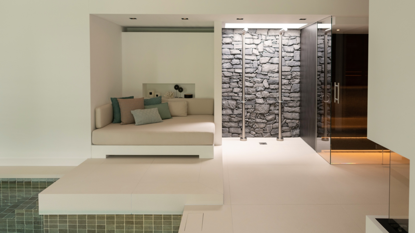 Wellnessruimte met zwembad stoombad openhaard en loungeruimte